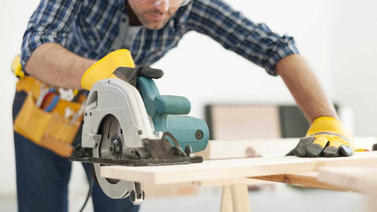 demo-attachment-764-carpenter-working-with-circular-saw